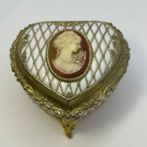 Vintage Sankyo Cameo Music Box Victorian Motif Heart Shape Ornate Gold JAPAN 3”